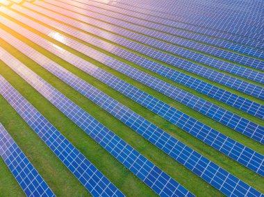 Güneş panellerinin üst görüntüsü güneş pilini yukarıdan görüyor. Alternatif enerji, ekolojik güç koruma kavramı. Hava görünümü