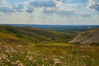 Güneşli bir günde tebeşir dağları, Ukrayna 'nın Svyatogorsk yakınlarında korunan bölge.