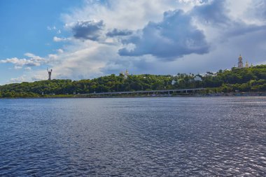 Anavatan Anıtı ve Pechersk Lavra Ukrayna 'nın Kiev kentindeki Dinyeper Nehri' nden izlendi