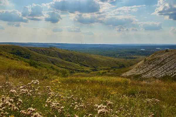 Güneşli bir günde tebeşir dağları, Ukrayna 'nın Svyatogorsk yakınlarında korunan bölge.
