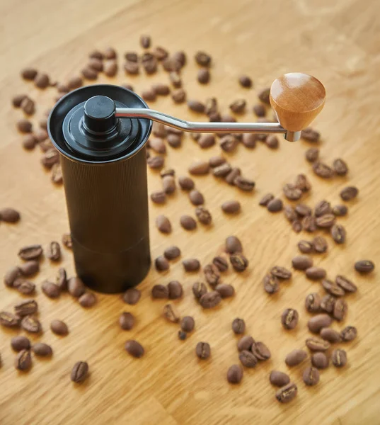 Kahve Çekirdeklerini Kahve Çekirdeğiyle Öğütmek Için Elle Kahve Öğütücü Ahşap — Stok fotoğraf