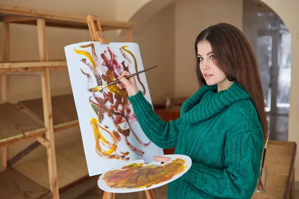若い白人女性アーティスト 絵筆を持ち キャンバスに描く 自宅のスタジオで働く — ストック写真