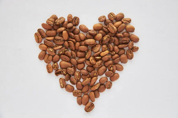 Grains Café Forme Coeur Isolés Sur Fond Blanc — Photo