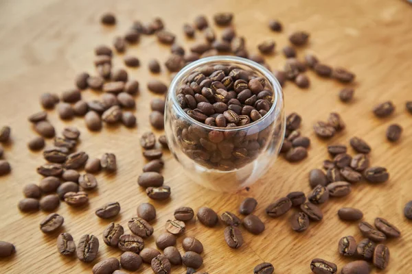 Kaffeebohnen Einer Durchsichtigen Schüssel Über Einem Holztablett Mit Kopierraum Dunkler — Stockfoto