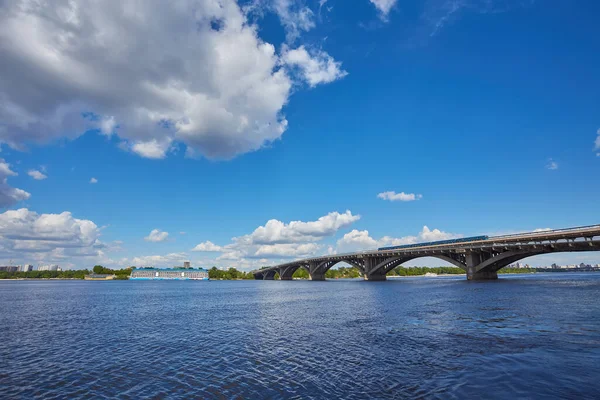 Most Metro Nad Rzeką Dniepru Kijowie Ukraina — Zdjęcie stockowe