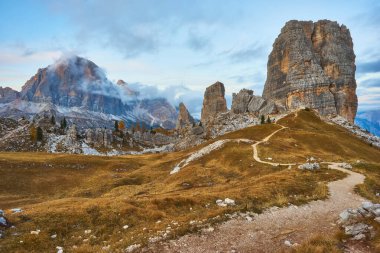 Cinque Torri dağı, Dolomites dağının güzel sonbahar renkleri arka planda Tofana zirvesi vadide Cortina D 'Ampezzo şehri, İtalya, Avrupa