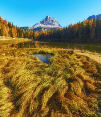 Antorno Gölü manzarası ünlü Dolomites dağı zirvesi Tre Cime di Lavaredo, İtalya Avrupa.