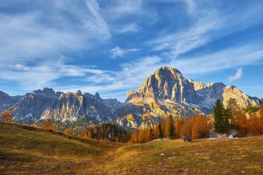 Falzarego 'dan görülen Tofane dağlarının manzarası Dolomitler, İtalya' da sonbahar manzarası. Dağlar, köknar ağaçları ve hepsinden önemlisi, tipik sarı sonbahar rengini alan, renk değiştiren tarlalar.
