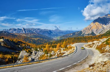 Sonbahar sabahı Dolomitler dağ manzarası. Barışçıl Valparola Yolu Manzarası, Belluno, İtalya. Resimli seyahat, mevsimlik ve doğa güzelliği konsepti..
