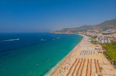 Antalya Türkiye 'deki Alanya Körfezi' nin havadan görünüşü. Açık gökyüzü olan deniz ve şehir. Kizil Kule - Alanya