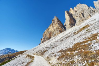 İtalya 'daki Tre Cime di Lavaredo' da sonbahar manzarası