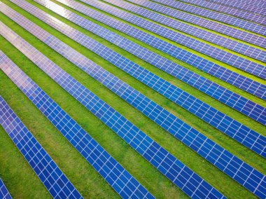 Güneş panellerinin üst görüntüsü güneş pilini yukarıdan görüyor. Alternatif enerji, ekolojik güç koruma kavramı. Hava görünümü