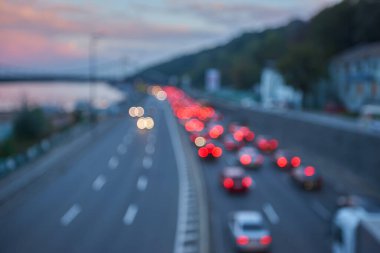 Otoyol otobanında gün batımında hız trafik ışığı izleri, uzun pozlama, kentsel arka plan, Kyiv, Ukrayna