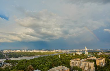 Kyiv-Pechersk Lavra manzarası, Kyiv 'in üzerindeki yaz fotoğrafçılığı, gökkuşağı. Ortodoks manastırı UNESCO Dünya Mirasları Listesine dahil edildi. Ukrayna