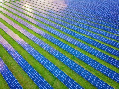 Bir güneş pannels güç santralinin havadan üst görünümü. Yenilenebilir enerji kavramı