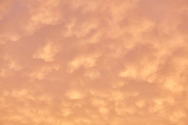 Kümülüs bulutlarının bulutlu güneş ışığı bulutları