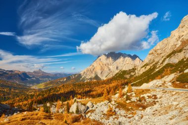 Güzel İtalyan Dolomitleri bir sonbahar günü