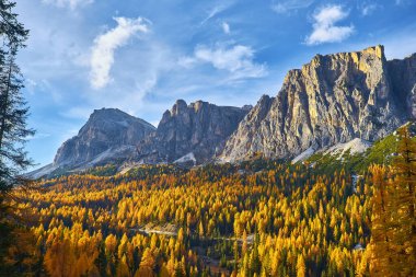 Güzel İtalyan Dolomitleri bir sonbahar günü