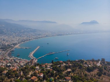 Yükseklikten Alanya limanına bak. Deniz limanı. Akdeniz 'de. Limandaki deniz fenerleri, Alanya limanındaki su alanının çıkışında. Hindi. Hava fotoğrafçılığı. Panorama
