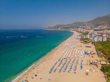 Akdeniz turkuaz denizi ve dağları ile Alanya kıyısının insansız hava aracı fotoğrafı, Türkiye