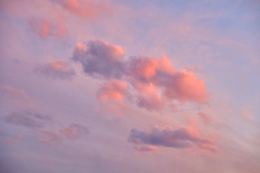 Gün batımında renkli bulutlu bir gökyüzü. Rengi değişmiş. Gökyüzü dokusu, soyut doğa arkaplanı