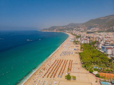 Akdeniz kıyısının yukarısından, Alanya, Türkiye. Bir drondan çekilmiş yaz fotoğrafı