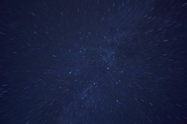 Yıldızlı gece gökyüzü, yıldızlar ve evrenin uzay tozu ile Samanyolu