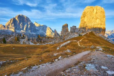 Cinque Torri dağı, Dolomites dağının güzel sonbahar renkleri arka planda Tofana zirvesi vadide Cortina D 'Ampezzo şehri, İtalya, Avrupa