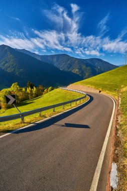 Val Di Funes Alp Vadisi 'ndeki manzaralı dağ yolu, Dolomites Dağları, İtalya