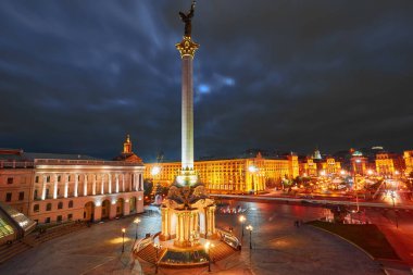 KYIV, UKRAINE, Eylül 06, 2017: Ukrayna 'nın Kyiv kentindeki Meydanı' ndaki bağımsızlık anıtının gece manzarası