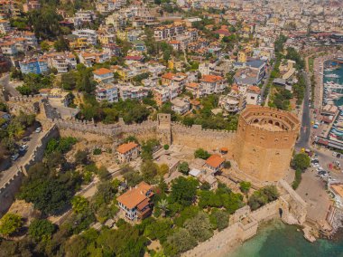Türkiye 'nin güney kıyısında Kizil Kule veya Kızıl Kule ve Alanya ilindeki liman panoramik manzarası. Bir drondan çekilmiş yaz fotoğrafı