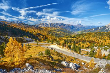 Dolomites Dağları, Passo Valparola, Cortina d 'Ampezzo, İtalya - sonbahar sabahı renkleri panoramik manzara