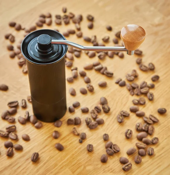 Handmatige Koffiemolen Met Koffiebonen Morgens Tijd Ontspannen — Stockfoto