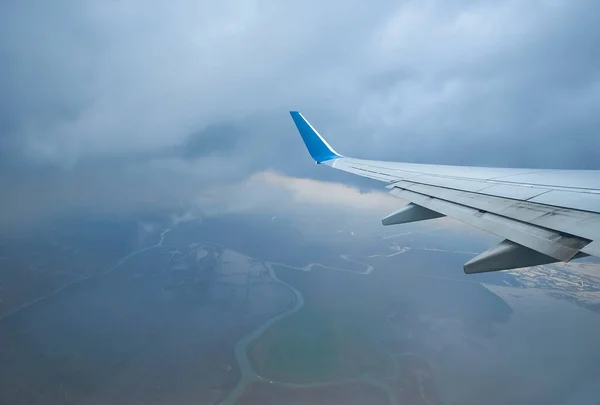 Ala Avião Voando Acima Das Nuvens Pessoas Olham Para Céu — Fotografia de Stock