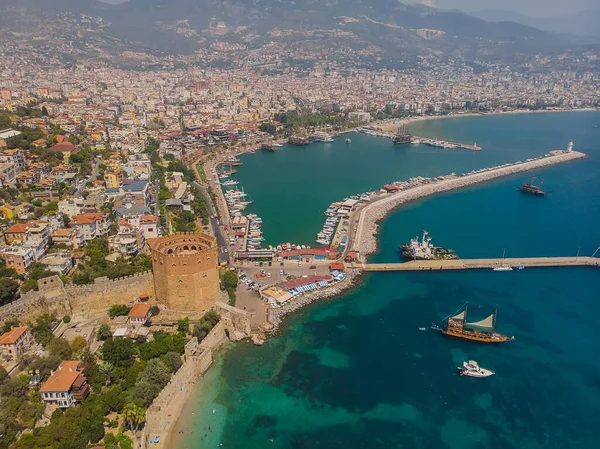 Akdeniz kıyısının yukarısından, Alanya, Türkiye. Bir drondan çekilmiş yaz fotoğrafı