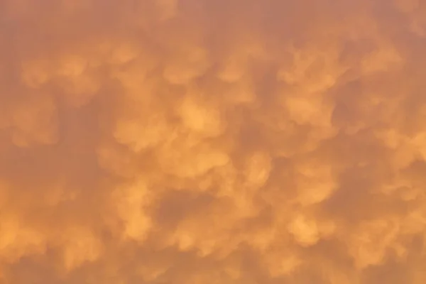 Gün Batımında Renkli Bulutlu Bir Gökyüzü Rengi Değişmiş Gökyüzü Dokusu — Stok fotoğraf