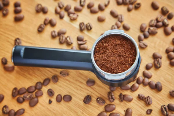 Kaffeemaschine Horn Mit Gemahlenem Kaffee Auf Holzgrund Und Kaffeebohnen — Stockfoto