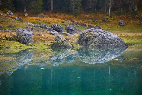 Steine Und Bäume Spiegeln Sich Karersee Unesco Weltnaturerbe Welschnofen Südtirol — Stockfoto