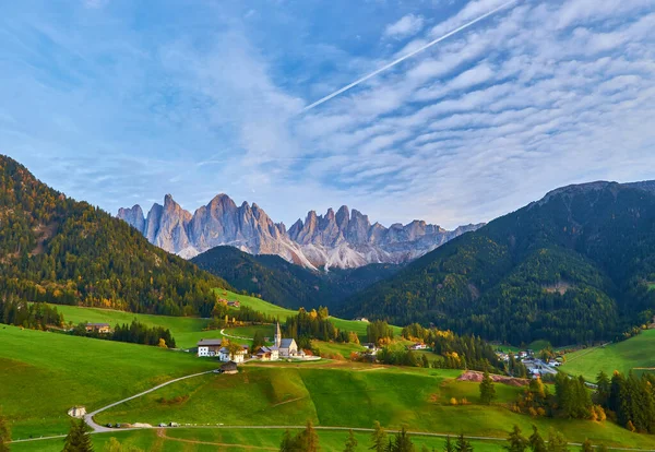 Tolle Herbstkulisse Dorf Santa Maddalena Mit Kirche Bunten Bäumen Und — Stockfoto