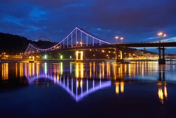 Ville Nocturne Paysage Minimal Pont Piétonnier Traversant Rivière Dniepr Kiev — Photo