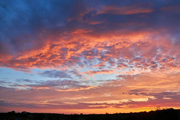 Wolkenlandschaft Aus Haufenwolken Bei Sonnenuntergang Mit Sonnenlicht — Stockfoto