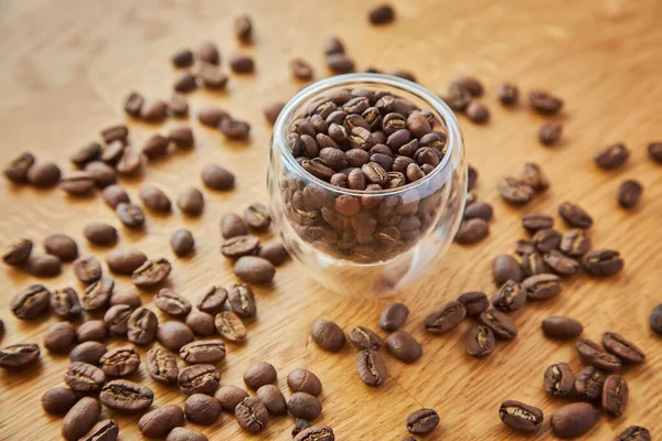 Kaffebönor Genomskinlig Skål Över Trätablett Med Kopieringsutrymme Mörk Bakgrund Kaffebönor — Stockfoto