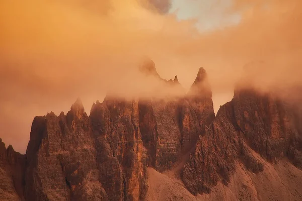 意大利多洛美斯科蒂纳 安培佐的秋天石榴峰全景 五彩斑斓的森林和岩石群山 — 图库照片