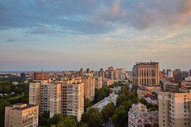Ukrayna, Kyiv 'deki Dnipro Nehri' nin sağ kıyısındaki modern yerleşim alanları.