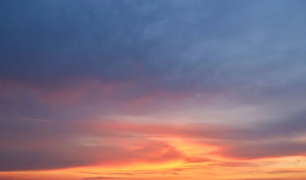 Kleurrijke Bewolkte Lucht Bij Zonsondergang Kleur Van Het Verloop Lucht — Stockfoto