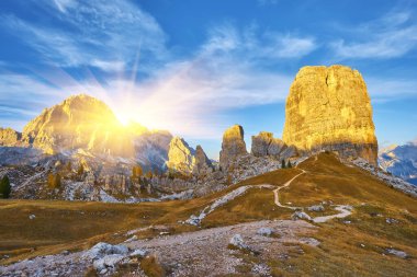 Alp kızıl sonbahar sabahı, Passo Falzarego, Cinque Torri, Tofana, Cortina d 'Ampezzo, Belluno, Trento, Trento-Alto Adige, Dolomites Italy