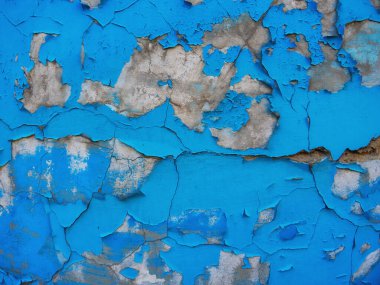 Eski çatlak duvar arka planı, kirli grunge dokusu. Boya soyan alçı duvarlar. Beton duvarlar kırılmış. Mavi boya ve boyası soyulmuş.