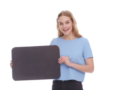 Beyaz arka planda boş bir ilan panosu tutan güzel bir kadın.