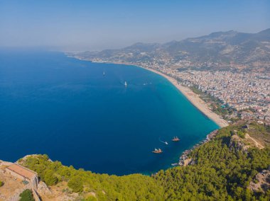 Antalya Türkiye 'deki Alanya Körfezi' nin havadan görünüşü. Açık gökyüzü olan deniz ve şehir. Kizil Kule - Alanya