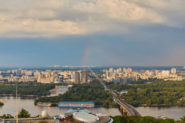 Metro köprüsü ve gökkuşağıyla Kyiv 'in silueti. Ukrayna